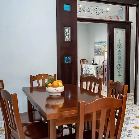Casa Angela-in Sorrento's Heart דירה סורנטו
