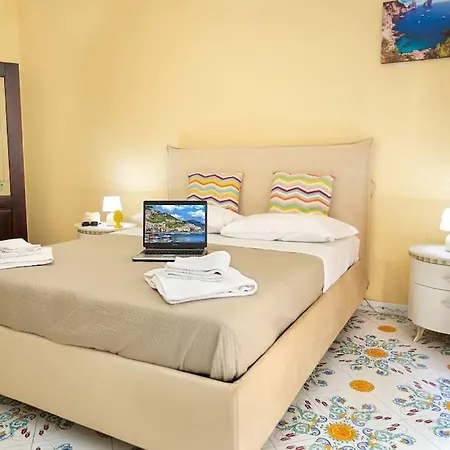 Casa Angela-in Sorrento's Heart דירה סורנטו