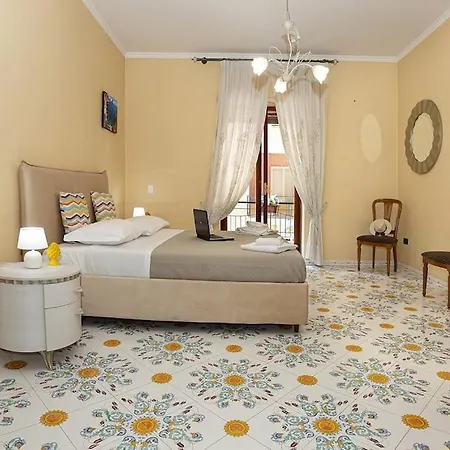Casa Angela-in Sorrento's Heart דירה סורנטו